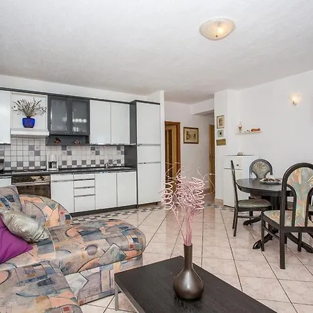 Apartman In With Seaview, Balcony, Air Condition, Wifi *