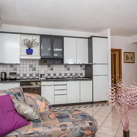 In With Seaview, Balcony, Air Condition, Wifi Apartman *