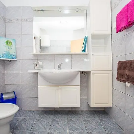 In With Seaview, Balcony, Air Condition, Wifi Apartment Njivice