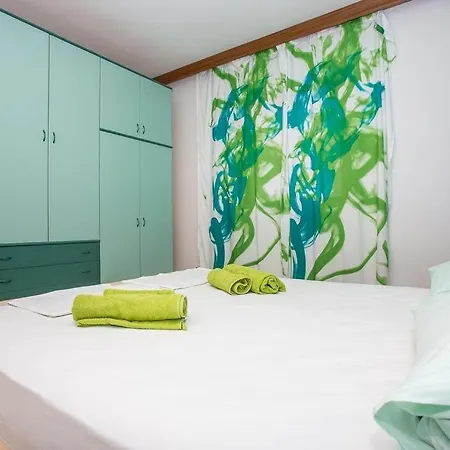 In With Seaview, Balcony, Air Condition, Wifi Apartment Njivice