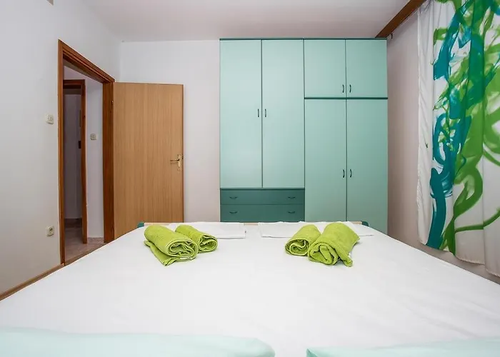 In With Seaview, Balcony, Air Condition, Wifi Njivice