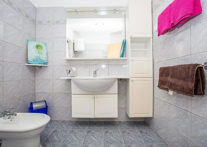 In With Seaview, Balcony, Air Condition, Wifi Apartamento Njivice